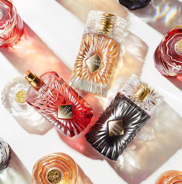 Perfumy w w różnych kolorach i w szklanych buteleczkach