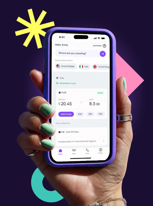 Dłoń z pomalowanymi paznokciami trzyma telefon z aplikacją na ekranie