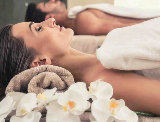 Kobieta i mężczyzna na stołach do masażu