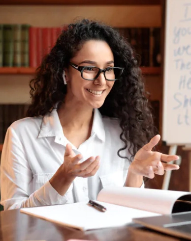 Kobieta przed komputerem rozmawiająca online