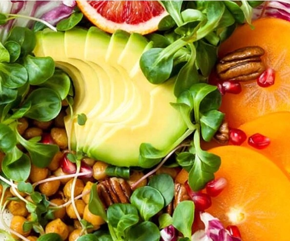 Świeże warzywa i owoce na talerzu