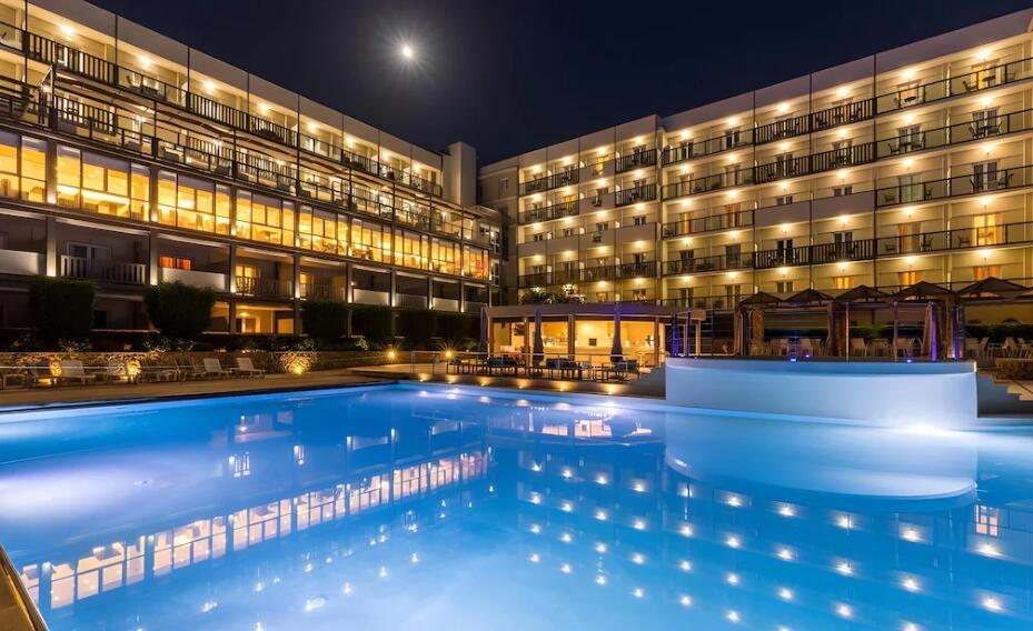 Agoda - hotel z basenem