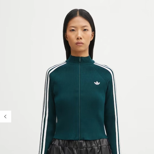 Azjatka z ulizanymi włosami i w zielonej obcisłej bluzie Adidas