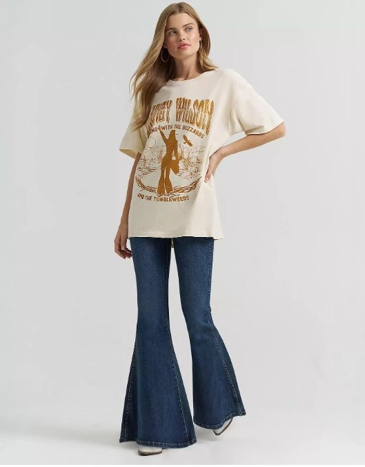 Kobieta w t-shircie oraz w jeansach