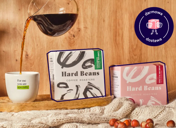 Dwa opakowania kawy oraz filiżanka i dzbanek z kawą