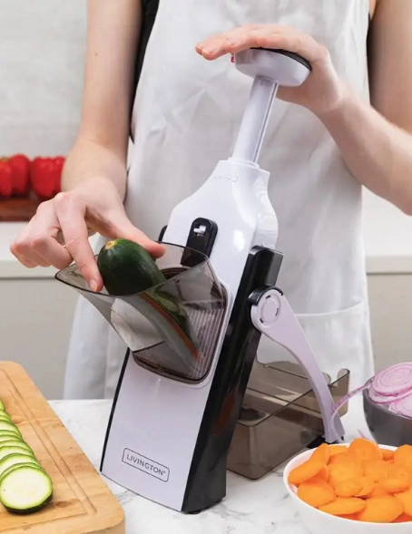 Tarka lub mandolina i dłonie kobiety z ogórkiem