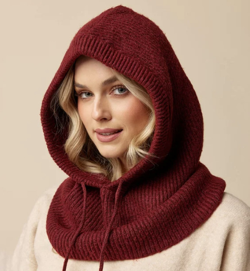 Blondynka w karminowym kominie na głowie i szyi