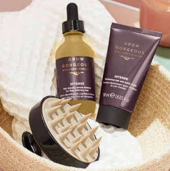 Kosmetyk z pipetą i w brązowym opakowaniu oraz drapak do skóry głowy