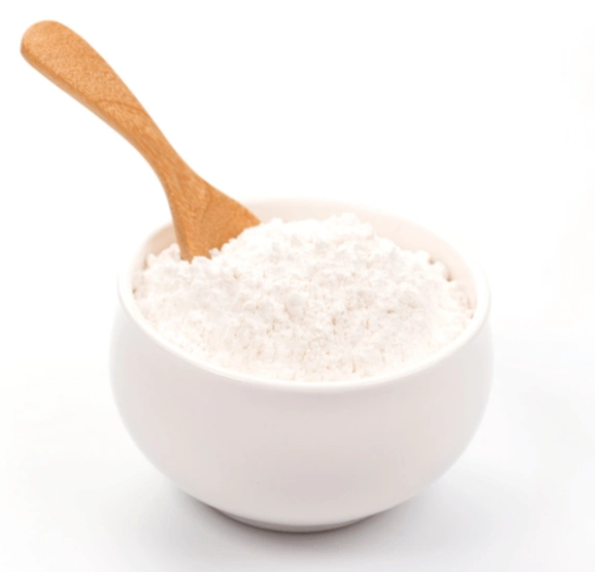 Miska białego ryżu z drewnianą łyżeczką