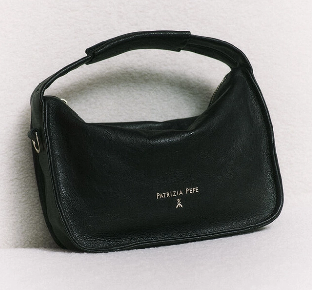 Czarna zamszowa torebka z logo firmy