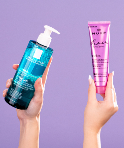 Dłonie z niebieskim i różowym kosmetykiem