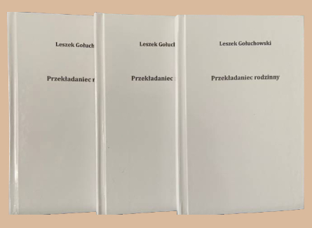 Trzy egzemplarze książki z białą okładką