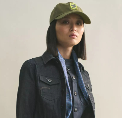 Dziewczyna w zielonej czapce i dżinsowej kurtce