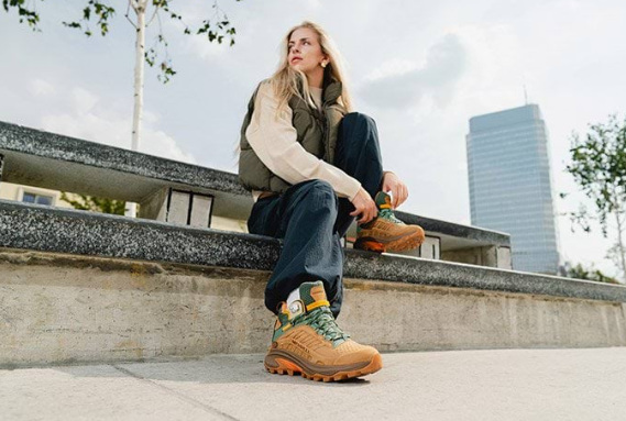 Merrell - kobieta w butach trekkingowych