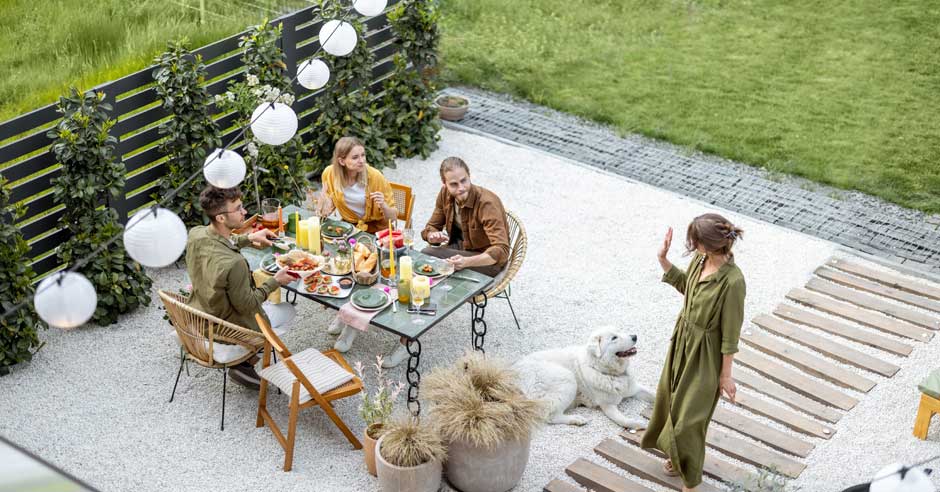 Grupa znajomych przy stole na garden party