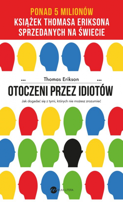 książką Otoczeni przez Idiotów