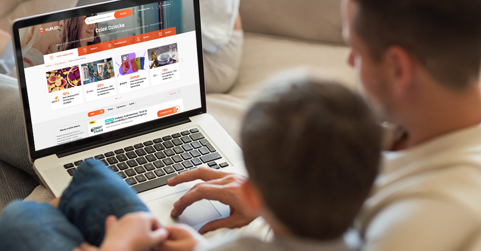 Mężczyzna przeglądający oferty na laptopie