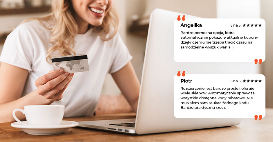 Kobieta z kartą kredytową przed laptopem