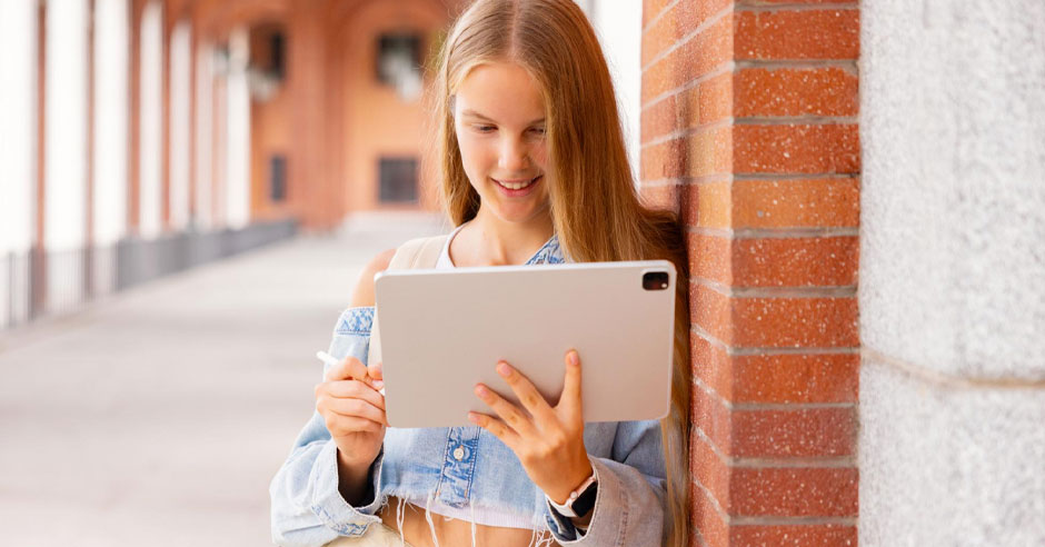 Nastolatka spoglądająca na ekran tabletu